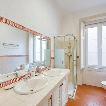 Em Com 5 Quartos E Patio - Ate 10 *
